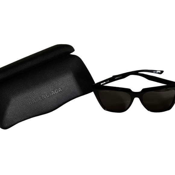 Balenciaga sun glasses brand new. Comes w/ certification/authenticity paperwork - Picture 4 of 5